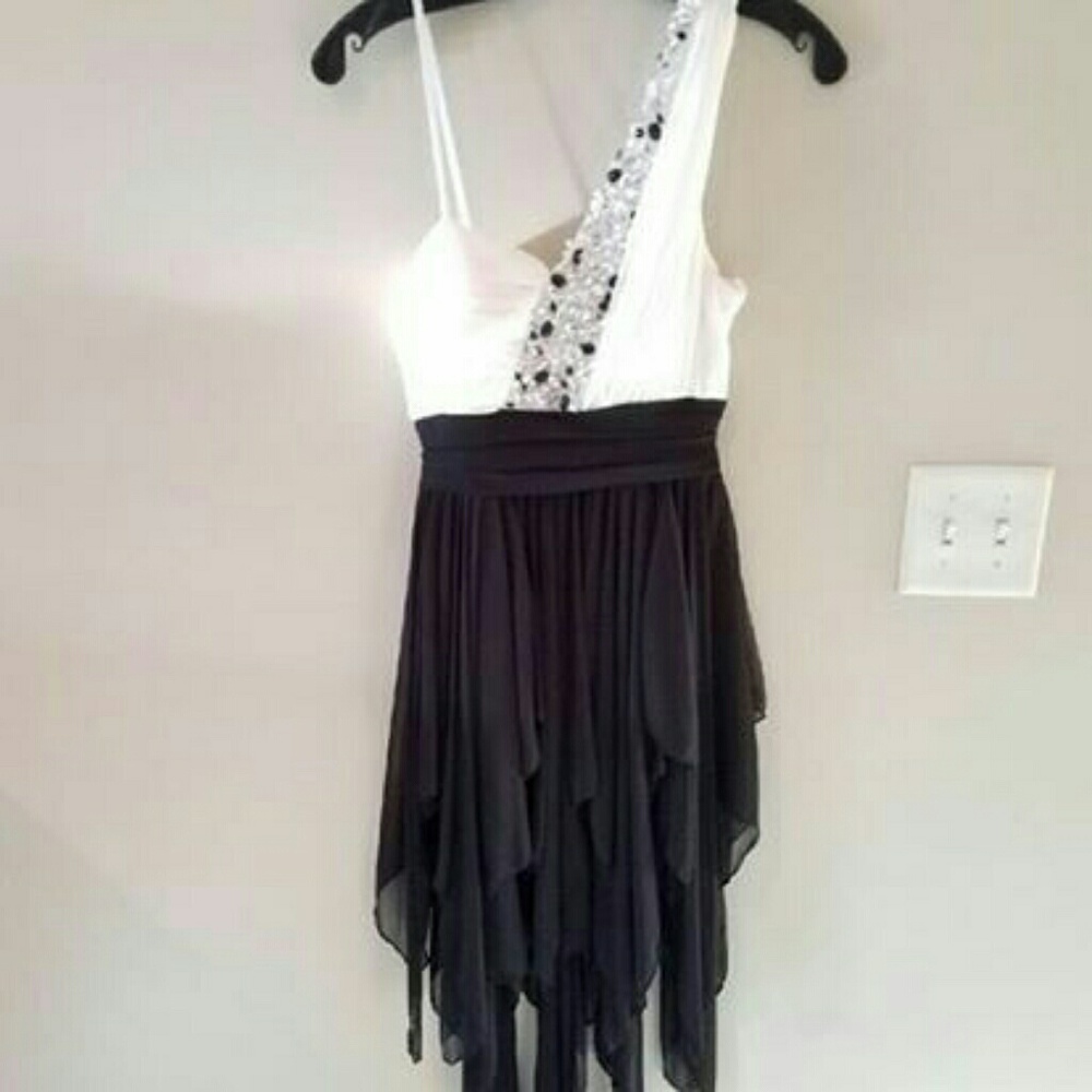 Black and white 1-shoulder sleeveless mini dress